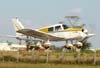 Passagem rasante à pista do Piper PA-28 Cherokee 140, PT-JZK, do Aeroclube de Bragança Paulista.