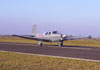 Mooney M20B, PP-SID, correndo para decolar.