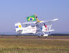 Grumman Showcat, PP-XDI, da wingwalking Marta Bognar e Pedrinho Melo, no momento do pouso.