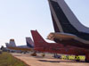 Vista de caudas de aeronaves estacionadas no ptio Charlie.