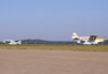 P56B-1 Paulistinha, PP-GYE, correndo para decolar e outros dois Paulistinhas na taxiway, todos do Aero-clube de Bragana Paulista.