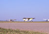 P56C-1 Paulistinha, PP-HLV, correndo para decolar e outros dois Paulistinhas na taxiway, todos do Aero-clube de Bragana Paulista.