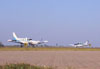 Piper PA-31T1 Cheyenne, PT-WMX, correndo para decolar e um Corisco na taxiway.