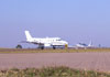 EMB-110 Bandeirante, PT-EDO, da Extreme Txi Areo, correndo para decolar, e um Cirrus SR-22 na taxiway.