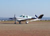 Beechcraft Bonanza V35-B, PT-JNI, taxiando no ptio Delta.