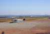 Beechcraft Bonanza V35-B, PT-JNI, taxiando no pátio Delta, e a pista do aeroporto do Broa.