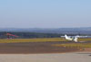 Cessna 182 Skylane decolando e uma Trike na taxiway.