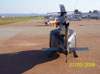 Visão anterior do Bell UH-1H Iroquois da FAB. A frente, o Corisco da revista Freqüência Livre, taxiando no pátio Delta.