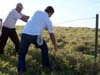 Equipe cortando a cerca para entrar no pasto do Parque Eco-Esportivo Damha.