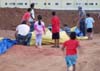 Crianas ajudando a equipe de resgate a dobrar o balo PP-ZMN de Edson Romagnolli, presidente da Confederao Brasileira de Balonismo, logo aps o pouso.