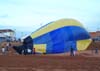 Equipe de resgate esvaziando o balo PP-ZMN de Edson Romagnolli, presidente da Confederao Brasileira de Balonismo, logo aps o pouso.