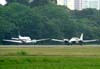 A esquerda, o Beechcraft C-90GTI, PR-LYG, da Lder Aviao, e a direita o Embraer/Neiva EMB-810D Seneca III, PT-VLZ. (19/10/2008)