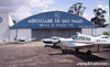 Aeronaves do Aeroclube de So Paulo estacionadas em frente a um dos hangares da instituio. (21/01/2006)
