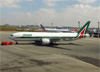 Boeing 777-243ER, EI-ISA, da Alitalia. (28/08/2013)