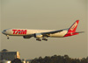 Boeing 777-32WER, PT-MUA, da TAM. (28/08/2013)