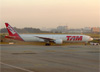 Boeing 777-32WER, PT-MUD, da TAM. (28/08/2013)