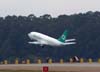 Boeing 737-200, CP-2486, da Aerosur, durante a decolagem. Repare nos lates indicando o local das obras em uma das duas pistas do aeroporto. (30/08/2007)