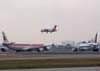 Fokker 100 da TAM, PT-MRG, recebido novo em 1992, se aproximando para pousar, enquanto o Airbus A-340-642, EC-JCZ, da Iberia, a esquerda, e o Boeing 777-243 ER, I-DISA, da Alitalia, aguardam para entrar na pista. (30/08/2007)