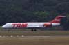 Fokker 100 da TAM, PT-MRG, recebido novo em 1992, durante o pouso. (30/08/2007)