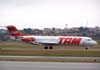 Fokker 100 da TAM, PT-MRG, recebido novo em 1992, taxiando logo aps o pouso. (30/08/2007)