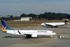 Airbus A340-313X, D-AIGV, da Lufthansa, e Boeing 737-8EH, PR-VBK, da Varig. (23/06/2009)