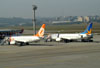 Boeing 737-76N, PR-GIH, da GOL, a esquerda, e Boeing 737-8EH, PR-VBK, da Varig. (01/07/2011)