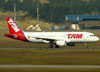 Airbus A320-214, PR-MHE, da TAM. (01/07/2011)
