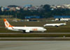 A partir da esquerda o Boeing 737-8EH, PR-GGT, da GOL, e o Embraer ERJ 145LU, PR-PSK, da Passaredo. (01/07/2011)