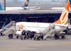 Passageiros embarcando em uma posição remota no Boeing 737-8CX, PR-GOK, da GOL, recebido diretamente do fabricante no dia 6 de março de 2002. (06/07/2008)