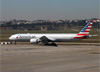 Boeing 777-323ER, N730AN, da American. (07/08/2014)