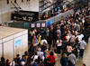 Passageiros perdendo tempo nas imensas e lentas filas do superlotado aeroporto de Cumbica. (09/07/2011)