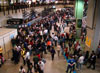 Passageiros perdendo tempo nas imensas e lentas filas do superlotado aeroporto de Cumbica. (09/07/2011)