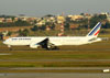 Boeing 777-328ER, F-GZNB, da Air France. (09/07/2011)