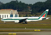 Boeing 777-243ER, I-DISB, da Alitalia. (09/07/2011)