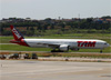 Boeing 777-32WER, PT-MUD, da TAM. (10/12/2014)