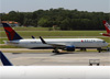 Boeing 767-332ER (WL), N1604R, da Delta. (10/12/2014)