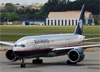 Boeing 777-2Q8ER, N746AM, da Aeromexico, taxiando no aeroporto de Cumbica, em Guarulhos. (10/12/2014)