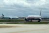 À esquerda, o Boeing 767-333ER, C-FMWU, da Air Canada e à direita, o Boeing 777-223ER, N790AN, da American Airlines. (11/12/2007)
