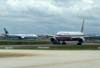  esquerda, o Boeing 767-333ER, C-FMWU, da Air Canada e  direita, o Boeing 777-223ER, N790AN, da American Airlines. (11/12/2007)