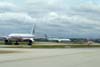 À esquerda, o Boeing 777-223ER, N790AN, da American Airlines, ao centro, o Boeing 767-333ER, C-FMWU, da Air Canada e à direita, o Fokker 100 (F28MK0100), PR-OAM, da OceanAir. (11/12/2007)