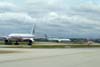  esquerda, o Boeing 777-223ER, N790AN, da American Airlines, ao centro, o Boeing 767-333ER, C-FMWU, da Air Canada e  direita, o Fokker 100 (F28MK0100), PR-OAM, da OceanAir. (11/12/2007)