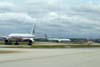  esquerda, o Boeing 777-223ER, N790AN, da American Airlines, ao centro, o Boeing 767-333ER, C-FMWU, da Air Canada e  direita, o Fokker 100 (F28MK0100), PR-OAM, da OceanAir. (11/12/2007)