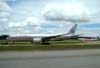  esquerda, o Boeing 777-223ER, N790AN, da American Airlines e  direita, o Fokker 100 (F28MK0100), PR-OAM, da OceanAir. (11/12/2007)