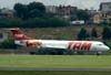 Fokker 100 (F28MK0100), PT-MRG, da TAM, durante o pouso. (11/12/2007)