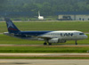 Airbus A320-233, LV-BRA, da LAN Argentina. (12/12/2012)