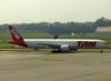 Boeing 777-32WER, PT-MUG, da TAM. (12/12/2012)