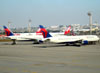 Boeing 767-432ER, N829MH (esquerda) e Boeing 767-3P6ER, N152DL, ambos da Delta. (16/06/2011)