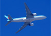 Boeing 777-2B5ER, HL7526, da Korean Air, decolando do aeroporto de Cumbica, em Guarulhos (SP). (17/07/2014)