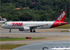 Airbus A320-214, PR-MHF, da TAM. (19/12/2013)