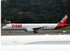 Airbus A321-231, PT-MXJ, da TAM. (19/12/2013)